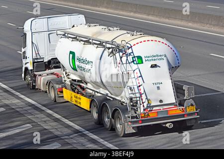 Schüttguttankwagen für Heidelberg Materials ein Spezialunternehmen für Schüttzement und evo, das kohlenstoffarme GGBS-Zemente für die M25-Autobahn in Großbritannien baut Stockfoto