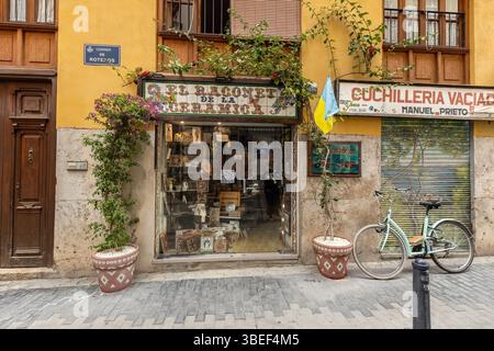 Fahrradverleih und traditionelles Haus in der Altstadt von Valencia Spanien Stockfoto
