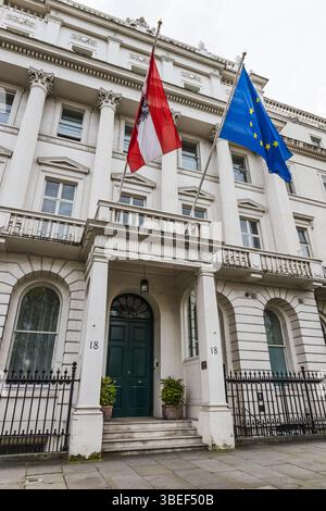 Österreichische Botschaft in London mit nationalen und europäischen Flaggen. London, UK, 6. April 2024 Stockfoto