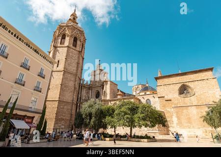 Die Kathedrale von Valencia und der Glockenturm El Miguelete, ein historisches architektonisches Meisterwerk im Herzen von Valencia, Spanien Stockfoto
