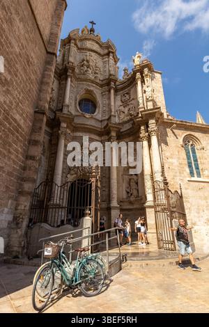 Die Kathedrale von Valencia und der Glockenturm El Miguelete, ein historisches architektonisches Meisterwerk im Herzen von Valencia, Spanien Stockfoto