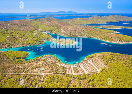 Blick aus der Vogelperspektive auf wunderschöne Strände in der Nähe der Stadt Hvar, Kroatien, mit türkisfarbenem Wasser, felsiger Küste und üppigem Grün, ideal zum Schwimmen Stockfoto