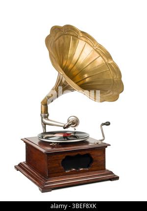 Vintage-Grammophon mit Schallplatte und großem Horn auf weißem Hintergrund. Stockfoto