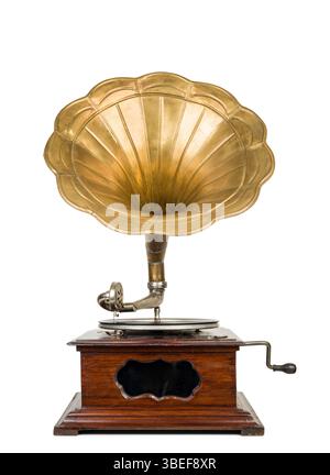 Vintage-Grammophon mit Schallplatte und großem Horn auf weißem Hintergrund. Stockfoto