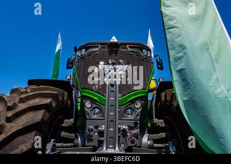 Ukraine, Kiew - 17. Mai 2019: Vorderansicht des landwirtschaftlichen Traktors mit Maschinen für Landwirtschaft und Kultivierung vor dem hellen blauen Himmel Stockfoto