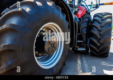 Agricultural Power Eine Nahaufnahme der Reifen für schwere Traktoren, die für den Betrieb bereit sind. Stockfoto