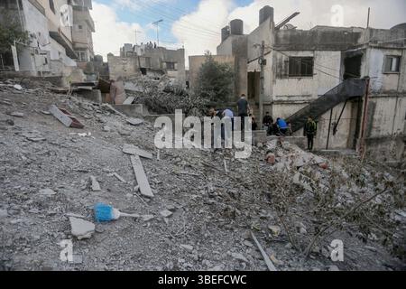 Nablus, Palästina. Mai 2025. Palästinenser inspizieren ein Haus, das während einer Militäroperation in der Stadt Nablus im Westjordanland bombardiert wurde. Israelische Truppen sprengten das Haus des palästinensischen Jaafar Muna, der am 18. August 2024 in der Nähe einer Synagoge in Tel Aviv einen Bombenanschlag verübte. Der Sicherheitsdienst Shin Bet und die israelische Regierung kündigten den Abriss von 40 palästinensischen Häusern in den Palästinensischen Autonomiegebieten an. Quelle: SOPA Images Limited/Alamy Live News Stockfoto