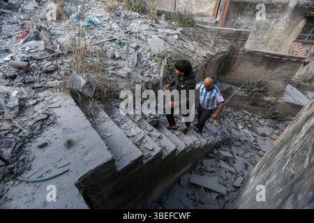 Nablus, Palästina. Mai 2025. Palästinenser inspizieren ein Haus, das während einer Militäroperation in der Stadt Nablus im Westjordanland bombardiert wurde. Israelische Truppen sprengten das Haus des palästinensischen Jaafar Muna, der am 18. August 2024 in der Nähe einer Synagoge in Tel Aviv einen Bombenanschlag verübte. Der Sicherheitsdienst Shin Bet und die israelische Regierung kündigten den Abriss von 40 palästinensischen Häusern in den Palästinensischen Autonomiegebieten an. Quelle: SOPA Images Limited/Alamy Live News Stockfoto