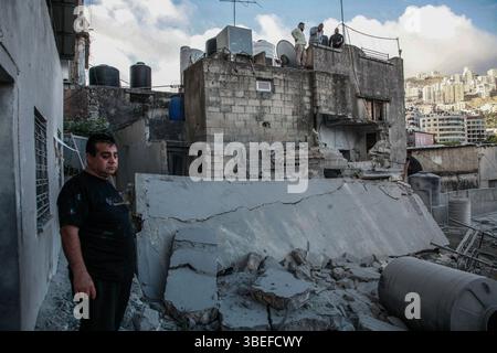 Nablus, Palästina. Mai 2025. Palästinenser inspizieren ein Haus, das während einer Militäroperation in der Stadt Nablus im Westjordanland bombardiert wurde. Israelische Truppen sprengten das Haus des palästinensischen Jaafar Muna, der am 18. August 2024 in der Nähe einer Synagoge in Tel Aviv einen Bombenanschlag verübte. Der Sicherheitsdienst Shin Bet und die israelische Regierung kündigten den Abriss von 40 palästinensischen Häusern in den Palästinensischen Autonomiegebieten an. Quelle: SOPA Images Limited/Alamy Live News Stockfoto
