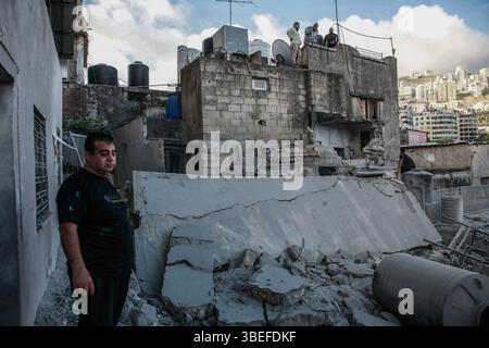 Nablus, Palästina. Mai 2025. Palästinenser inspizieren ein Haus, das während einer Militäroperation in der Stadt Nablus im Westjordanland bombardiert wurde. Israelische Truppen sprengten das Haus des palästinensischen Jaafar Muna, der am 18. August 2024 in der Nähe einer Synagoge in Tel Aviv einen Bombenanschlag verübte. Der Sicherheitsdienst Shin Bet und die israelische Regierung kündigten den Abriss von 40 palästinensischen Häusern in den Palästinensischen Autonomiegebieten an. (Foto: Nasser Ishtayeh/SOPA Images/SIPA USA) Credit: SIPA USA/Alamy Live News Stockfoto