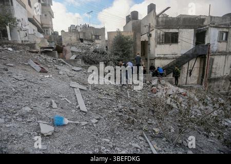 Nablus, Palästina. Mai 2025. Palästinenser inspizieren ein Haus, das während einer Militäroperation in der Stadt Nablus im Westjordanland bombardiert wurde. Israelische Truppen sprengten das Haus des palästinensischen Jaafar Muna, der am 18. August 2024 in der Nähe einer Synagoge in Tel Aviv einen Bombenanschlag verübte. Der Sicherheitsdienst Shin Bet und die israelische Regierung kündigten den Abriss von 40 palästinensischen Häusern in den Palästinensischen Autonomiegebieten an. (Foto: Nasser Ishtayeh/SOPA Images/SIPA USA) Credit: SIPA USA/Alamy Live News Stockfoto