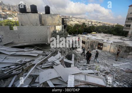Nablus, Palästina. Mai 2025. Palästinenser inspizieren ein Haus, das während einer Militäroperation in der Stadt Nablus im Westjordanland bombardiert wurde. Israelische Truppen sprengten das Haus des palästinensischen Jaafar Muna, der am 18. August 2024 in der Nähe einer Synagoge in Tel Aviv einen Bombenanschlag verübte. Der Sicherheitsdienst Shin Bet und die israelische Regierung kündigten den Abriss von 40 palästinensischen Häusern in den Palästinensischen Autonomiegebieten an. (Foto: Nasser Ishtayeh/SOPA Images/SIPA USA) Credit: SIPA USA/Alamy Live News Stockfoto