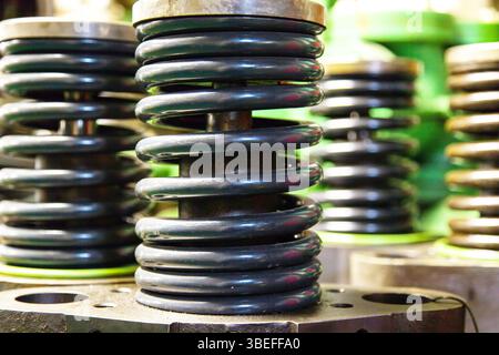 Einzelheiten zum Hauptmotor des Schiffes, mit Fett geschmiert, Nahaufnahme. Stockfoto