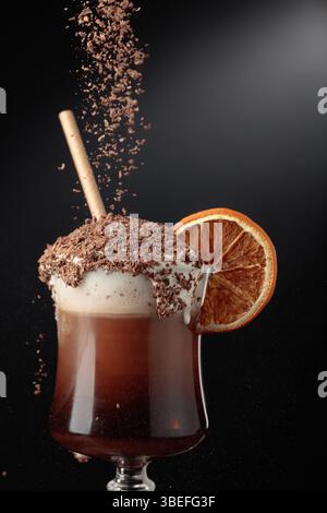 Schokoladencocktail mit Schlagsahne mit Schokoladenchips und garniert mit einer getrockneten Orangenscheibe. Speicherplatz kopieren. Stockfoto