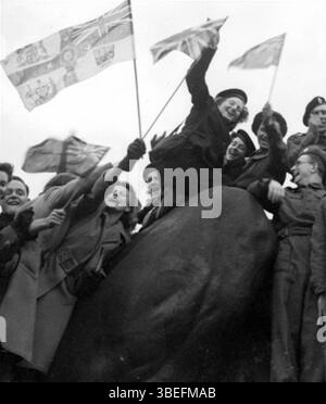 Diese Titelseite des Daily Mirror vom 8. Mai 1945 erinnert an den Tag des Sieges in Europa. Das Foto zeigt die Feierlichkeiten auf dem Trafalgar Square, die das Ende des Zweiten Weltkriegs in Europa markieren. Das Bild, obwohl es keine Informationen über den ursprünglichen Fotografen gibt, ist eine bekannte historische Reproduktion. Stockfoto