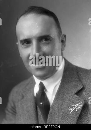 Dieses schwarz-weiße Porträt von Louis Casai von Frank-Henri Jullien wurde im November 1933 einem Originalglas entnommen. Das Porträt fängt Casais Gleichnis in einem klaren, minimalistischen Stil ein und betont Gesichtsausdruck und Stimmung. Stockfoto