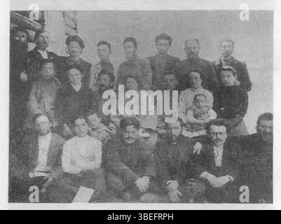 Diese Fotografie aus dem Jahr 1898 zeigt Lew Trotzki (dritter von links) in seinem ersten Exil, einem entscheidenden Moment in seinem frühen revolutionären Leben. Das Bild fängt ihn unter anderem in der stehenden Reihe ein. Stockfoto