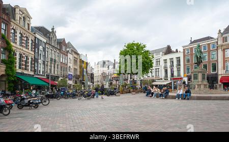 Historische Gebäude am Marktplatz ¨plaats¨ im Stadtzentrum von den Haag, Niederlande. Stockfoto