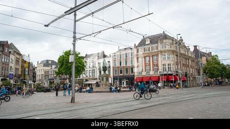 Panoramablick auf den Marktplatz ¨Plaats¨ im Stadtzentrum von den Haag, Niederlande. Stockfoto