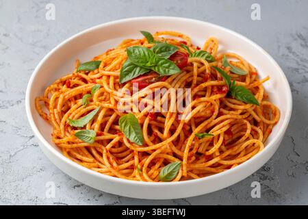 Köstliche Vorspeise, klassische italienische Spaghetti-Pasta und Tomatensauce - Spaghetti Bolognese Stockfoto