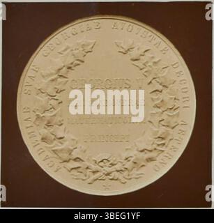 Auf der Rückseite der 1856 Gauß-Gedenkmedaille von Friedrich Brehmer befindet sich ein Efeukranz, der die Ehre symbolisiert. Sie wurde in Anerkennung von Carl Friedrich Gauß’ Verdiensten zur himmlischen Mechanik herausgegeben, die König Georg V. von Hannover in Auftrag gab. Stockfoto