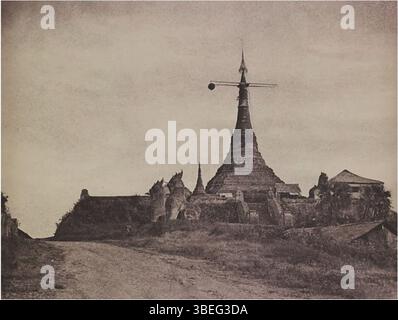 Dieses Foto, das von Linnaeus Tripe im November 1855 aufgenommen wurde, zeigt die Alanpya-Pagode, die später als Signal-Pagode bekannt ist, mit sichtbarem britischen Zeitball, der für die Seeschifffahrt verwendet wird. Stockfoto
