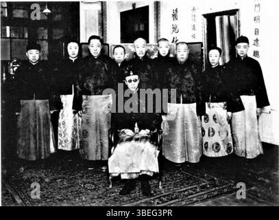 Dieses Foto von Puyi, dem letzten Kaiser von China, wurde zwischen 1925 und 1930 in Tianjin aufgenommen. Zu dieser Zeit lebte Puyi nach seiner Abdankung im Exil. Das Bild gibt einen Einblick in sein Leben während einer turbulenten Periode der chinesischen Geschichte, nach dem Fall der Qing-Dynastie. Stockfoto