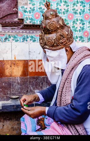 Fromme Männer in Kumari Ghar, oder das Haus der lebendigen Göttin. Patan, Kathmandu, Nepal, Asien. Stockfoto