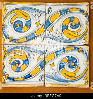 Fliesen für hohe Front, glasierte und bemalte Fliesen, 17. Jahrhundert, aragonesische Werkstatt, Diözesanmuseum Huesca, Aragon Gemeinde, Spanien. Stockfoto