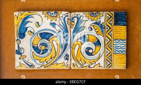 Fliesen für hohe Front, glasierte und bemalte Fliesen, 17. Jahrhundert, aragonesische Werkstatt, Diözesanmuseum Huesca, Aragon Gemeinde, Spanien. Stockfoto