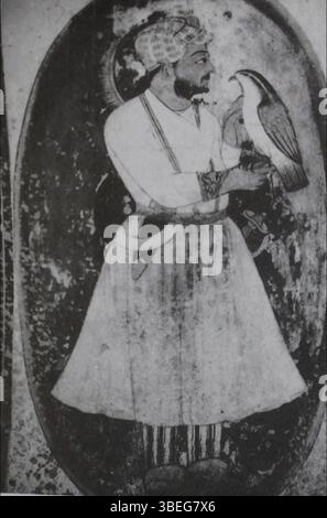 Ein Wandbild, das Guru Hargobind im Bhai Bahlo Darwaza, Teil des RAM Rai Darbar in Dehradun, zeigt. Das Wandgemälde, wahrscheinlich aus dem späten 17. Bis frühen 18. Jahrhundert, ist Teil eines der frühesten Wandmalereien des Sikh Guru. Stockfoto