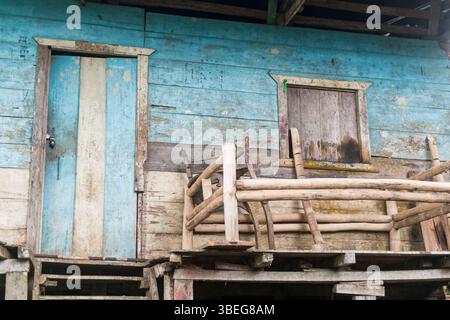 Teil eines alten baufälligen, blau bemalten Holzhauses in El Castillo, Nicaragua Stockfoto