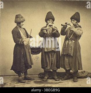 Gruppe armenischer Musiker in Tiflis (heute Tiflis), Georgien, fotografiert vor 1900, gekleidet in historischen Kleidern und mit traditionellen Instrumenten. Stockfoto