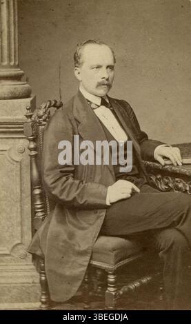 Foto von Ludwik Norwid, einem polnischen Künstler, aufgenommen von Bousseton & Appert zwischen 1861 und 1865. Das Porträt fängt Norwid in einem zugeschnittenen Format ein und zeigt seine Gesichtszüge in einer formalen Pose. Stockfoto