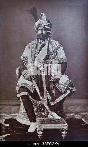 Sitzende Porträtaufnahme von Maharaja Ranbir Singh aus Jammu und Kaschmir, aufgenommen um 1875 von Bourne & Shepherd. Kohledruck auf Papier, montiert, Größe 19 x 12 cm. Er regierte den fürstlichen Staat von 1857 bis 1885. Stockfoto