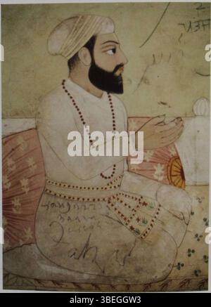 Dieser detaillierte Abschnitt eines Wandgemäldes zeigt Guru Angad aus dem Fresko, das sowohl Guru Angad als auch Guru Amar das zeigt, zusammen mit den Dienern auf einer Terrasse. Das Wandbild befindet sich am Bhai Bahlo Darwaza im RAM Rai Darbar Complex, Dehradun. Das Fresko stammt aus dem späten 17. Oder frühen 18. Jahrhundert. Stockfoto