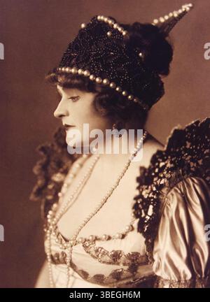 Dieses Porträt von Pál M. Vajda zeigt Rózsi Marschalkó (1887–1967), einen ungarischen Opernsänger. Das Werk ist ein gutes Beispiel für Porträts aus dem frühen 20. Jahrhundert und unterstreicht Marschalkó Rolle in der Musik- und Kulturgeschichte Ungarns. Stockfoto