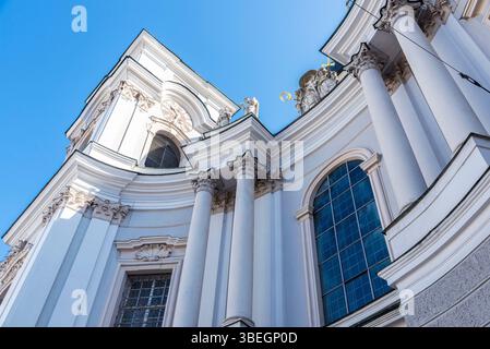 Fassade der Dreifaltigkeitskirche in der Altstadt von Salzburg, Österreich Stockfoto