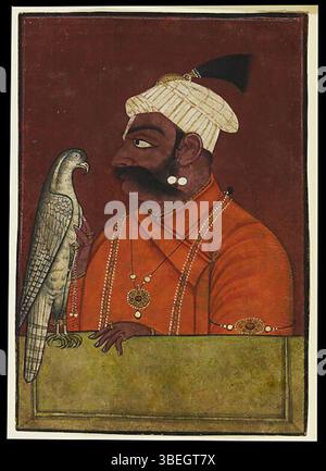 Dieses Kunstwerk zeigt Raja Suraj Mal aus dem Staat Nurpur, der einen Falken hält, gemalt in undurchsichtigem Aquarell mit Gold. Das Gemälde stammt aus dem frühen 18. Jahrhundert und zeigt die königliche Figur in detaillierter Kleidung, die den kulturellen und künstlerischen Reichtum der Region Himachal Pradesh unterstreicht. Stockfoto