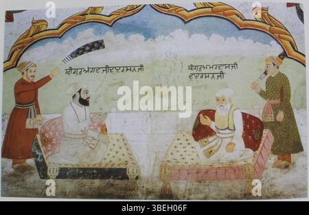 Ein Wandgemälde, das Guru Angad und Guru Amar das mit seinen Betreuern auf einer Terrasse darstellt, befindet sich im Bhai Bahlo Darwaza im RAM Rai Darbar Komplex, Dehradun. Das Fresko stammt aus dem späten 17. Oder frühen 18. Jahrhundert und hält einen wichtigen Moment in der religiösen Geschichte der Sikh fest. Stockfoto