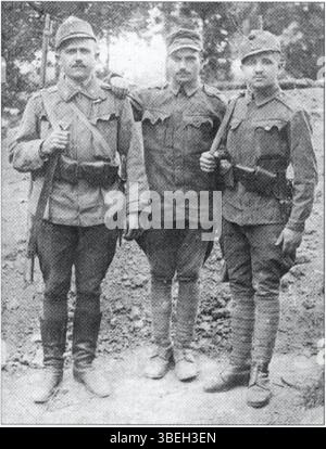 Foto, das österreichisch-ungarische Armeesoldaten in Standardfelduniformen während des Ersten Weltkriegs zwischen 1914 und 1918 zeigt. Stockfoto
