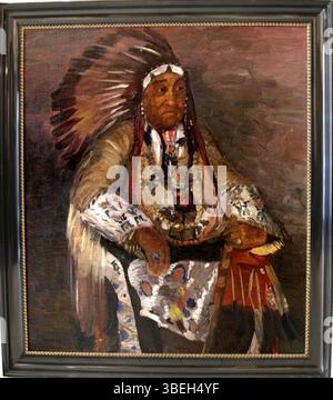 Steffi Venturas Gemälde „Big Chief“ aus dem Jahr 1929 spiegelt die Auseinandersetzung des Künstlers mit Themen der amerikanischen Indianer wider und zeigt eine mächtige Figur in einem traditionellen Kopfschmuck. Stockfoto