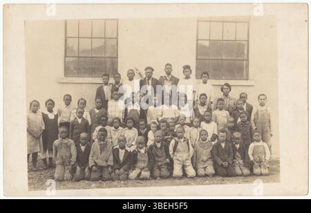 Diese Fotografie aus der Sammlung afroamerikanischer Fotografien Loewentheil vom 1. Januar 1930 zeigt eine Gruppe von Kindern. Das Bild ist Teil der historischen Fotosammlung der Cornell University. Stockfoto