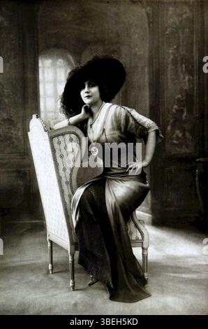 Eine Fotografie von Xavière de Leka, einer französischen Schauspielerin, aufgenommen 1912 im Studio Félix in Paris. Sie war bekannt für ihre Auftritte im Moulin Rouge und Théâtre des Variétés. Xavière de Leka starb 1914 im Alter von 32 Jahren. Stockfoto