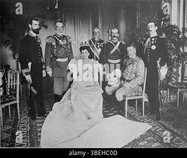 Dieses Foto zeigt die Vertreter Spaniens, die an der Krönung von Zar Nikolaus II. Im Jahr 1896 teilnahmen. Der Herzog von Najera, Spaniens außerordentlicher Botschafter, sitzt auf der rechten Seite und trägt zeremonielle Militärkleidung. Neben ihm steht die Herzogin von Najera, gekleidet in einem eleganten Kleid mit einem langen Zug und einem Fächer, links. Stockfoto