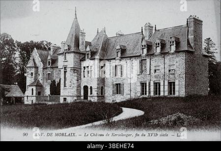 Diese von Léon & Lévy um 1900 produzierte Postkarte zeigt die Château de Kervolongar, eine historische französische Burg. Das Bild spiegelt den architektonischen Stil und die Pracht des frühen 20. Jahrhunderts wider. Stockfoto