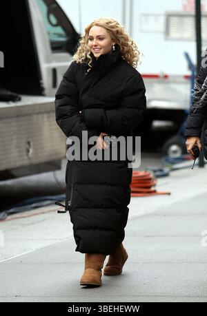 AnnaSophia Robb am Set von „The Carrie Diaries“ in New York City – 18. Dezember 2012 Stockfoto