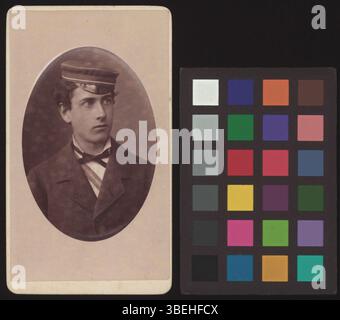 Diese schwarz-weiße Schrankkarte aus der Zeit um 1880 zeigt Theodor im Hof, eine historische Figur, die in einem formalen Porträt festgehalten wurde. Stockfoto