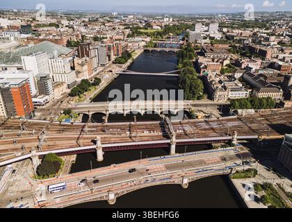 Glasgow Schottland: 18. Mai 2025: Drohnenansicht der Glasgow Bridges am River Clyde mit Bridges an einem sonnigen Tag aus der Luft Stockfoto
