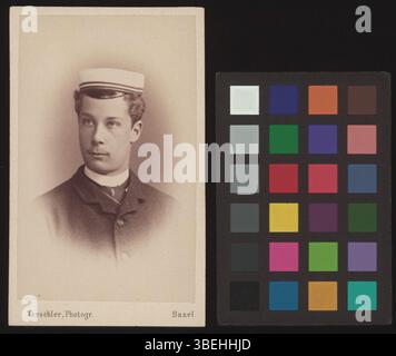 Dieses Schwarzweiß-Foto aus der Zeit um 1885 zeigt Eberhard Vischer in formeller Kleidung aus dem 19. Jahrhundert. Das Foto ist auf Pappe montiert und spiegelt die fotografischen Praktiken der Zeit wider. Stockfoto